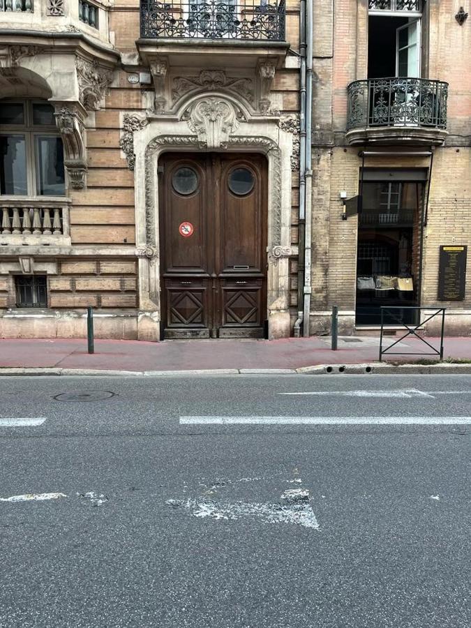 Toulouse - Alsace Lorraine - Languedoc-Place Du Salin-Museum Histoire Naturelle- Jardin Des Plantes-Musee Augustins- Palais De Justice Station Metro Carmes Ligne B المظهر الخارجي الصورة